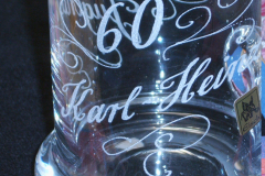Schreibschrift verteilt auf dem Glas